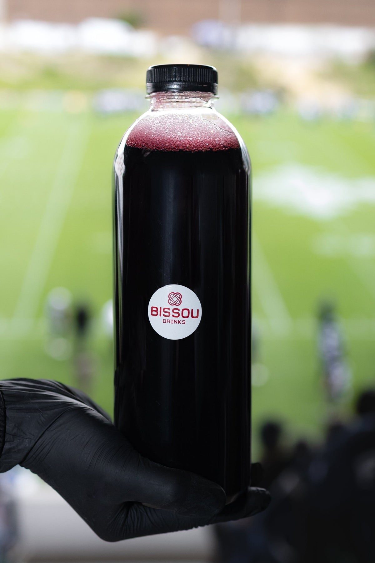 Bouteille Bissou Drinks 1L tenue dans un stade