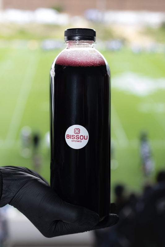 Bouteille Bissou Drinks 1L tenue dans un stade