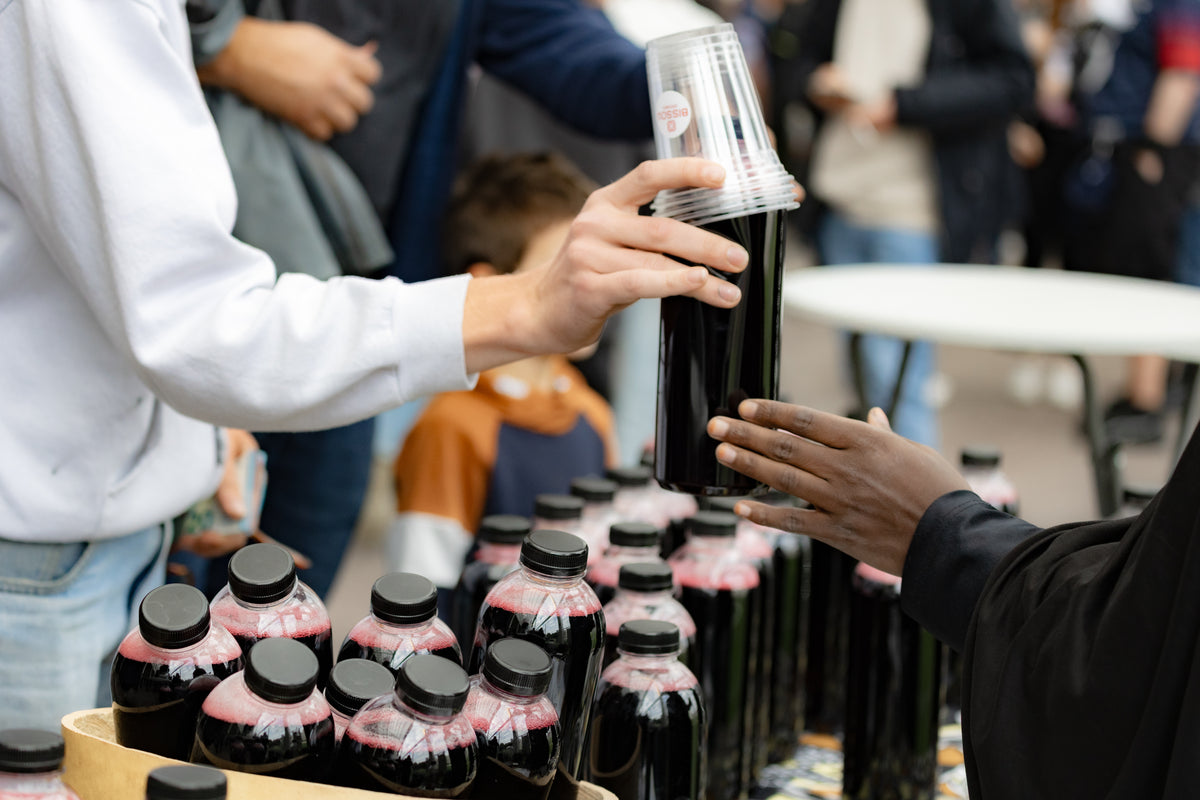 Bouteilles Bissou Drinks dans un bol en bois